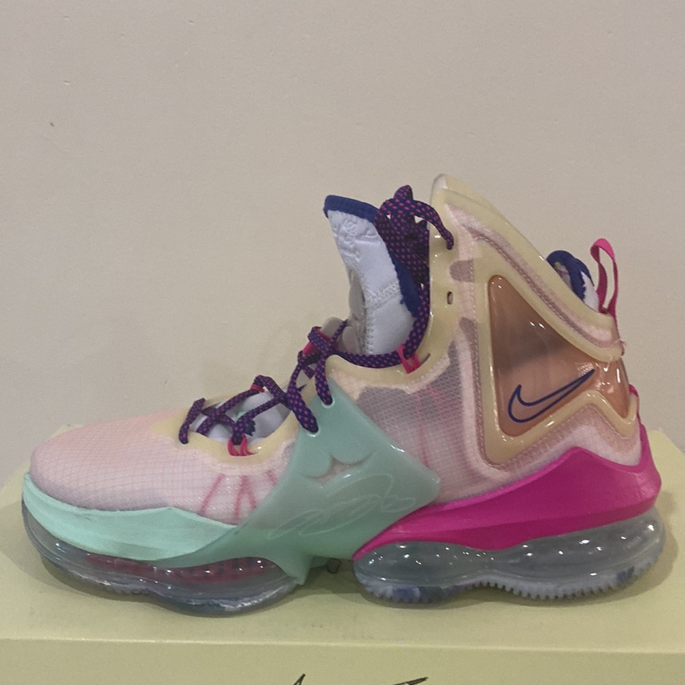 Lebron XIX Valentines Day - Picture 3 of 8